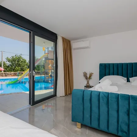 Aqualandia For 20 People